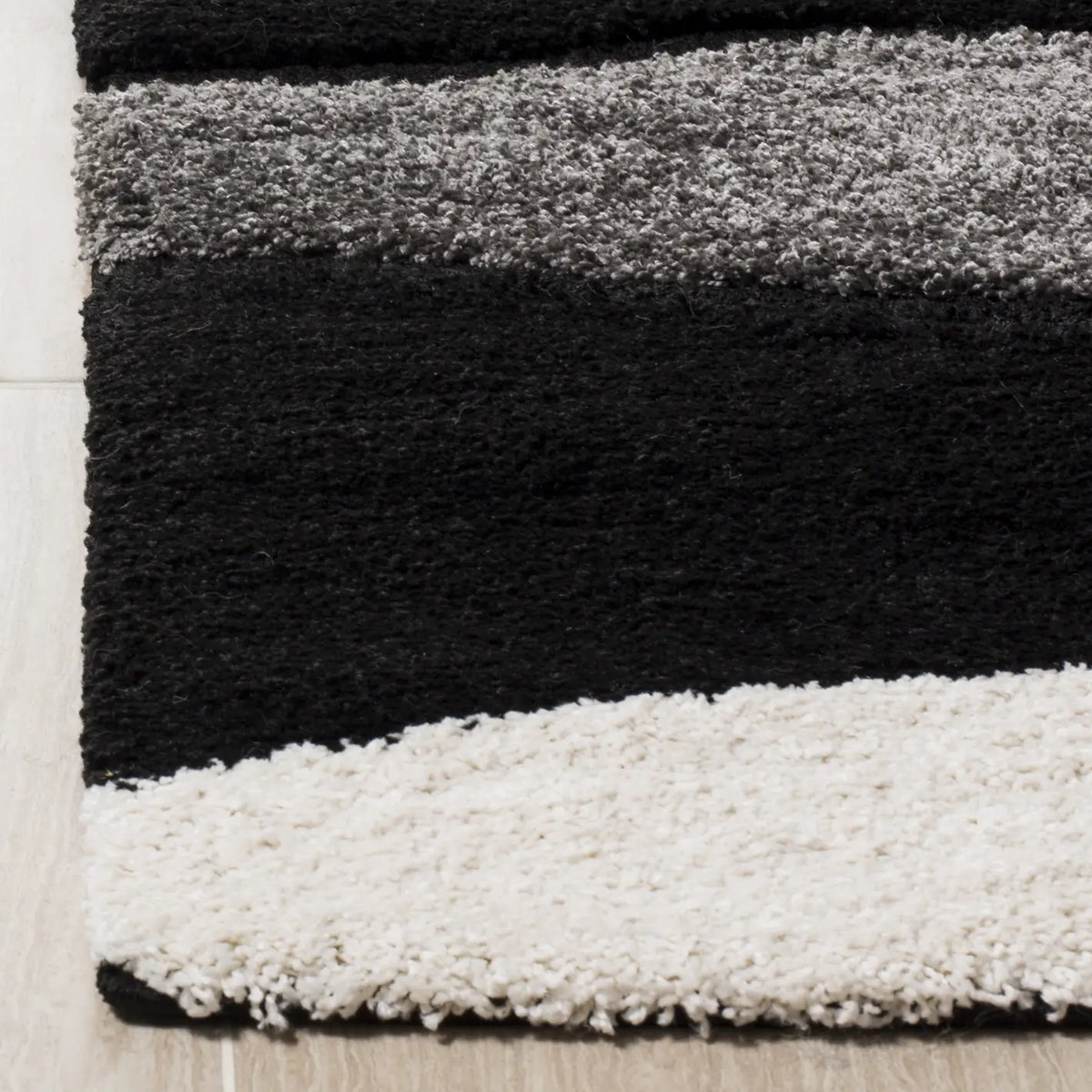 Safavieh Florida Shag 5'-3" x 7'-6" Rug in Grey / Black