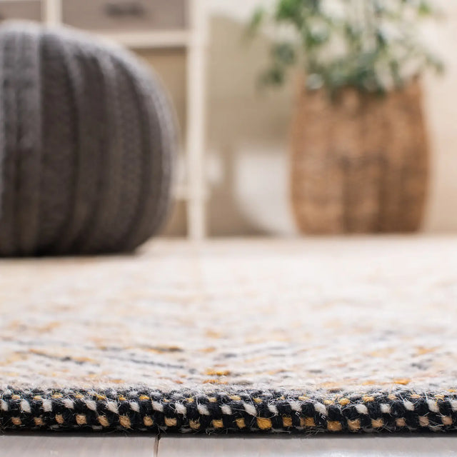 Safavieh Kilim 4'-0" x 6'-0" Rug in Gold / Black