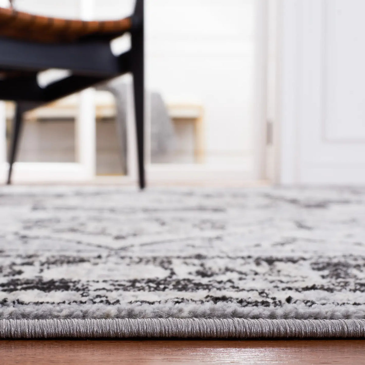 Safavieh Brentwood 4'-0" x 6'-0" Rug in Black / Ivory