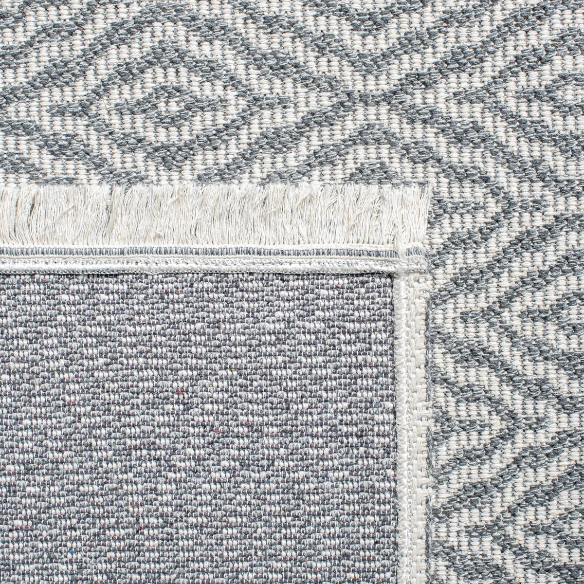 Safavieh Augustine 4'-5" x 6'-5" Rug in Grey / Ivory