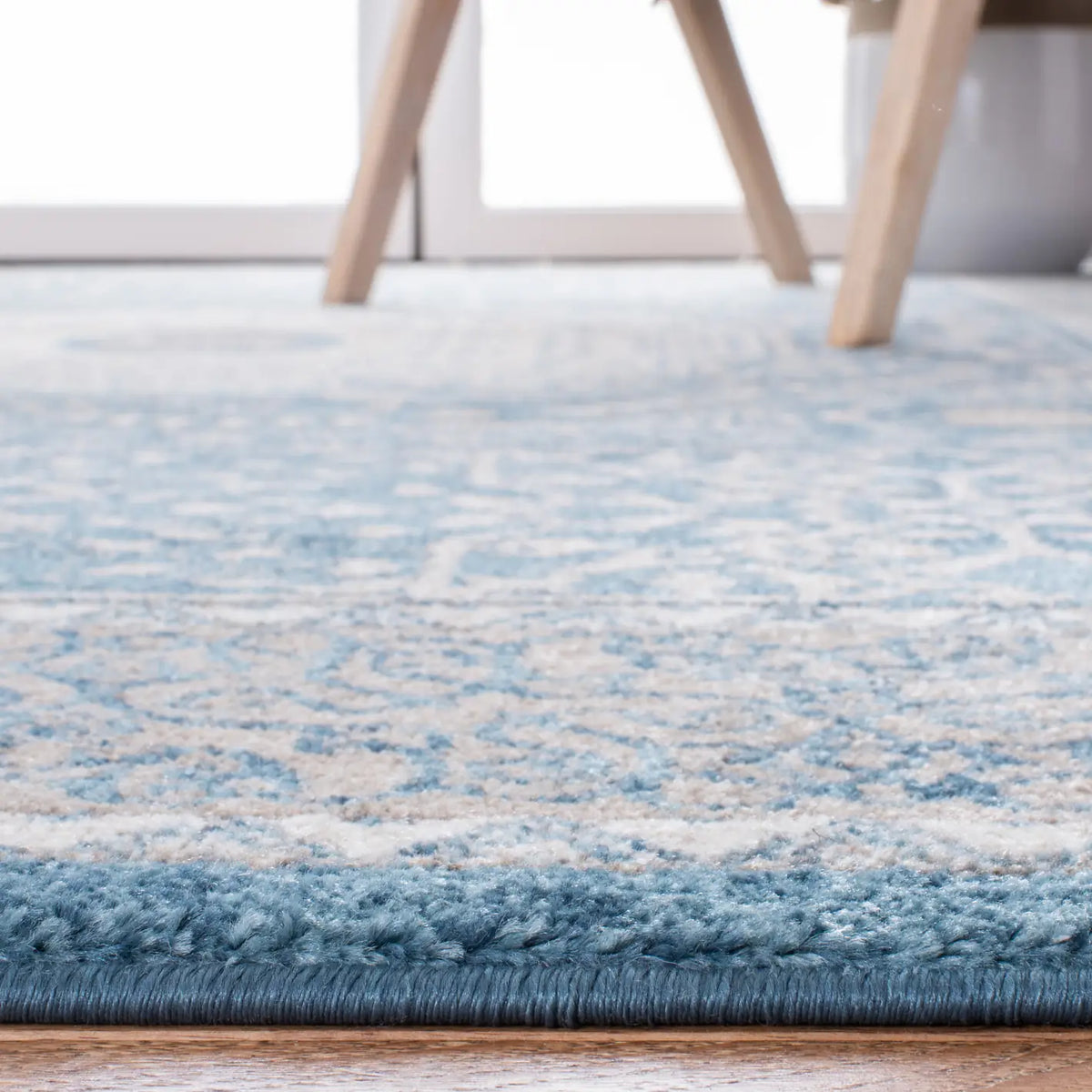 Safavieh Sofia 4'-0" x 5'-7" Rug in Blue / Beige