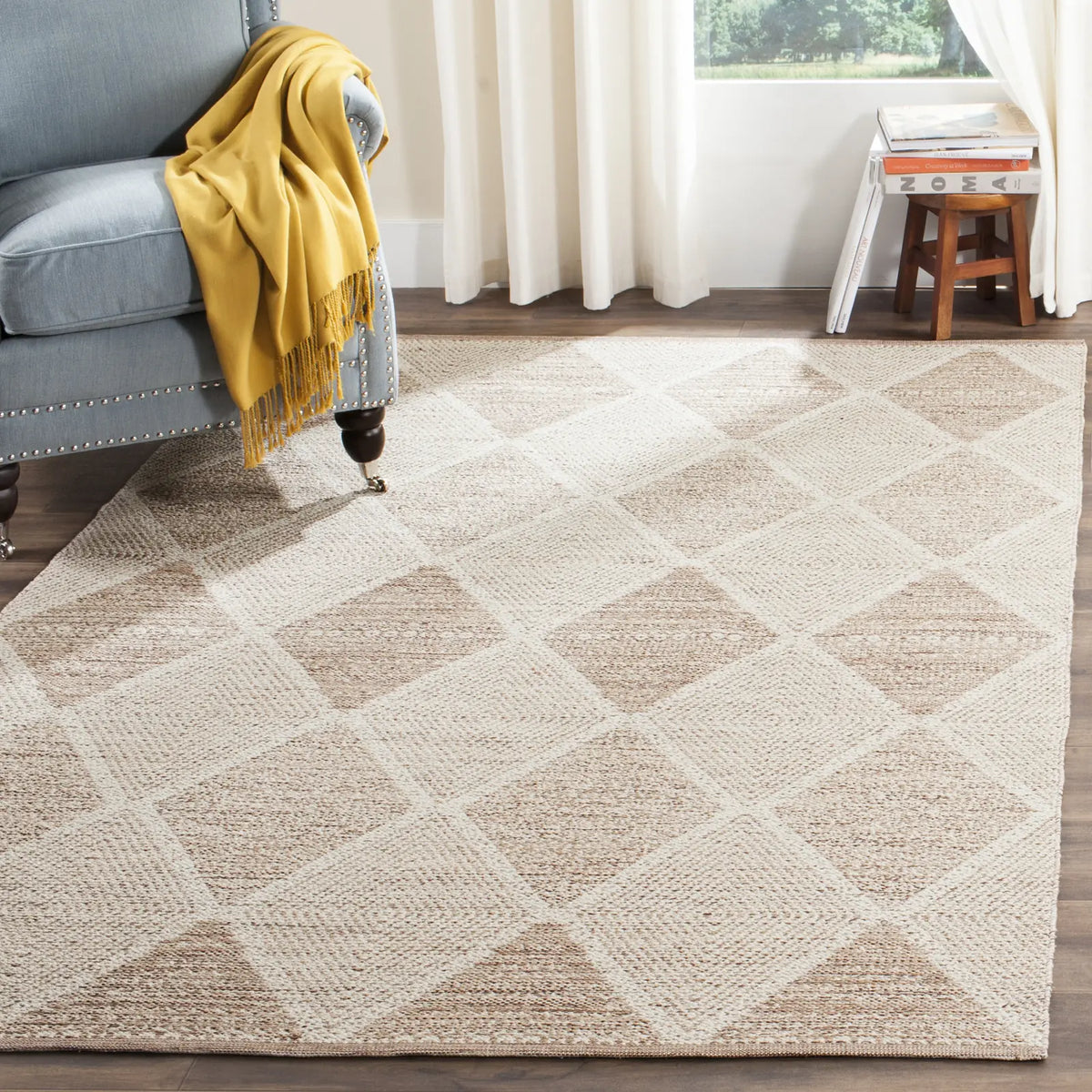 Safavieh Montauk 4'-0" x 6'-0" Rug in Beige