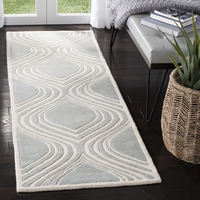 Safavieh Chatham 2'-3" x 7'-0" Rug in Grey / Ivory