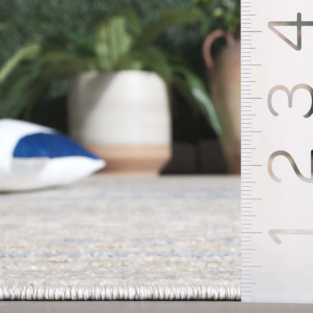 Safavieh Stella 4'-0" x 6'-0" Rug in Beige / Blue