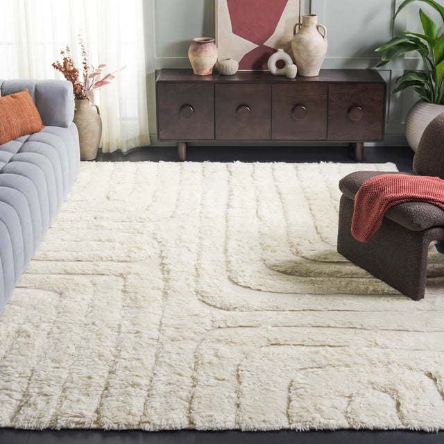 Safavieh Manhattan 8'-0" x 10'-0" Rug in Ivory