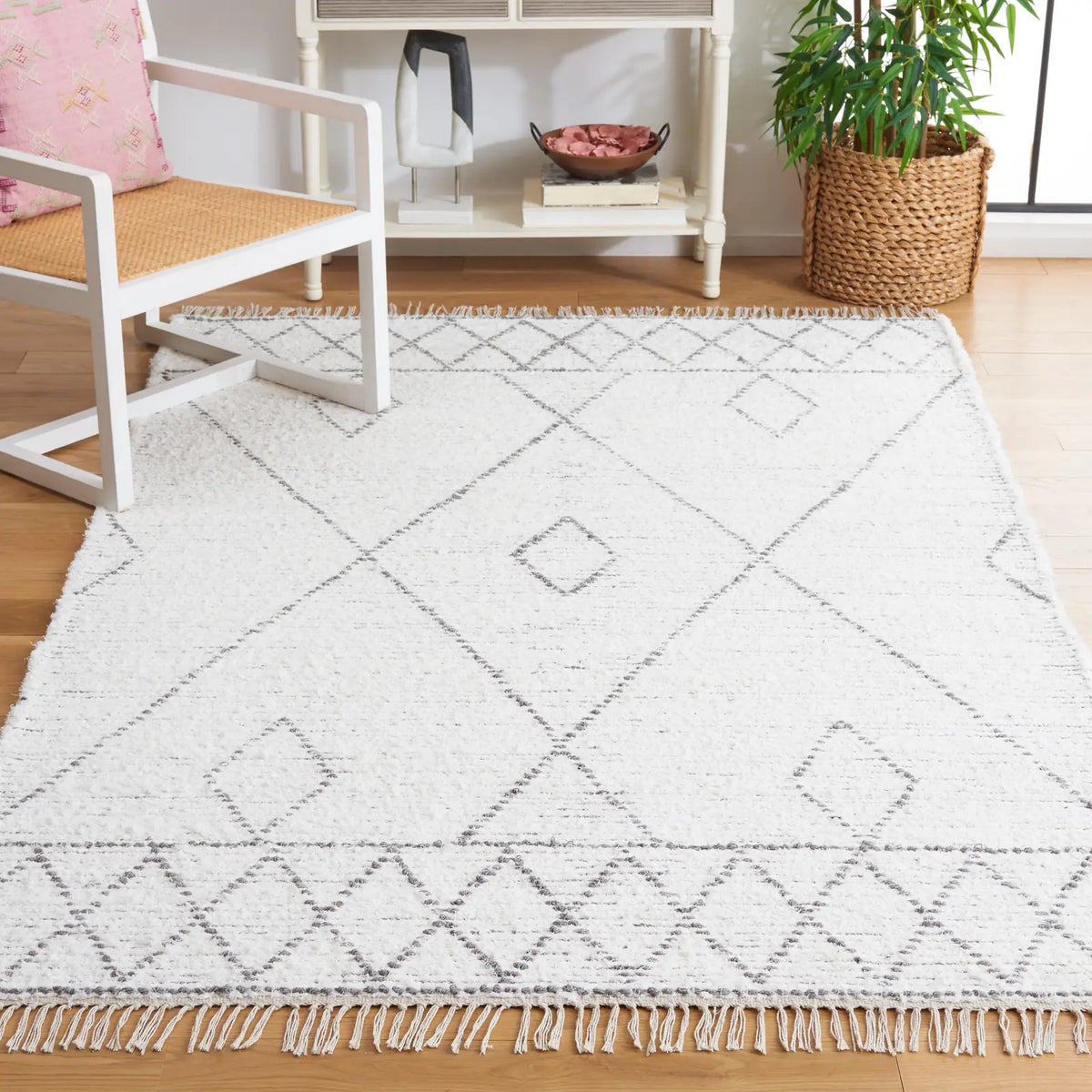 Safavieh Casablanca 4'-0" x 6'-0" Rug in Ivory / Grey