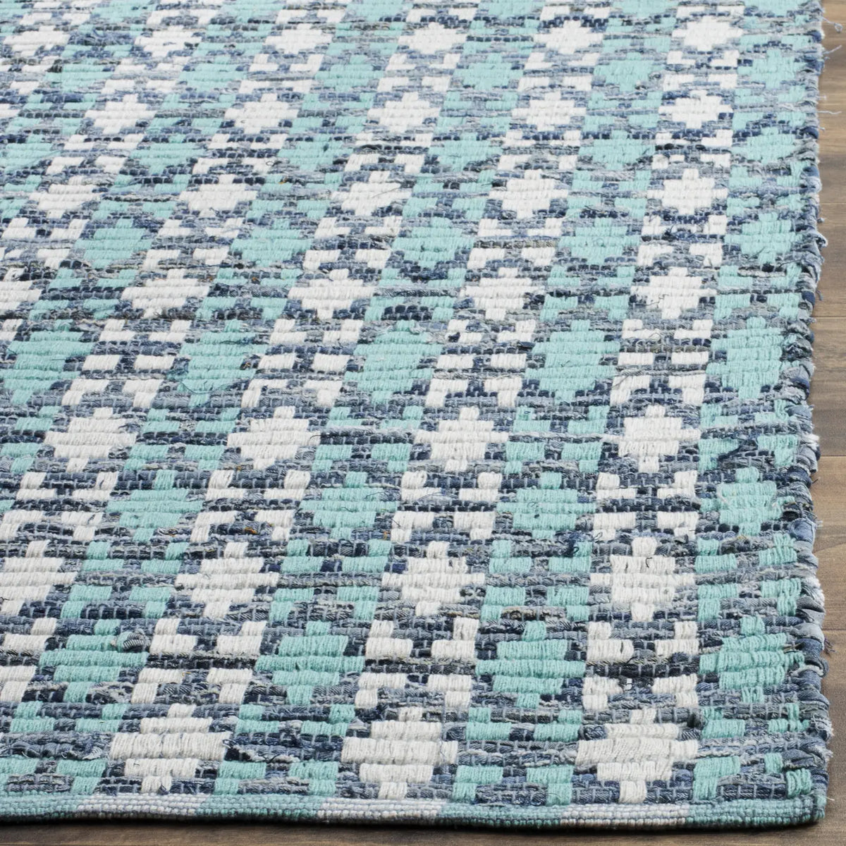 Safavieh Montauk 5'-0" x 8'-0" Rug in Turquoise / Multi