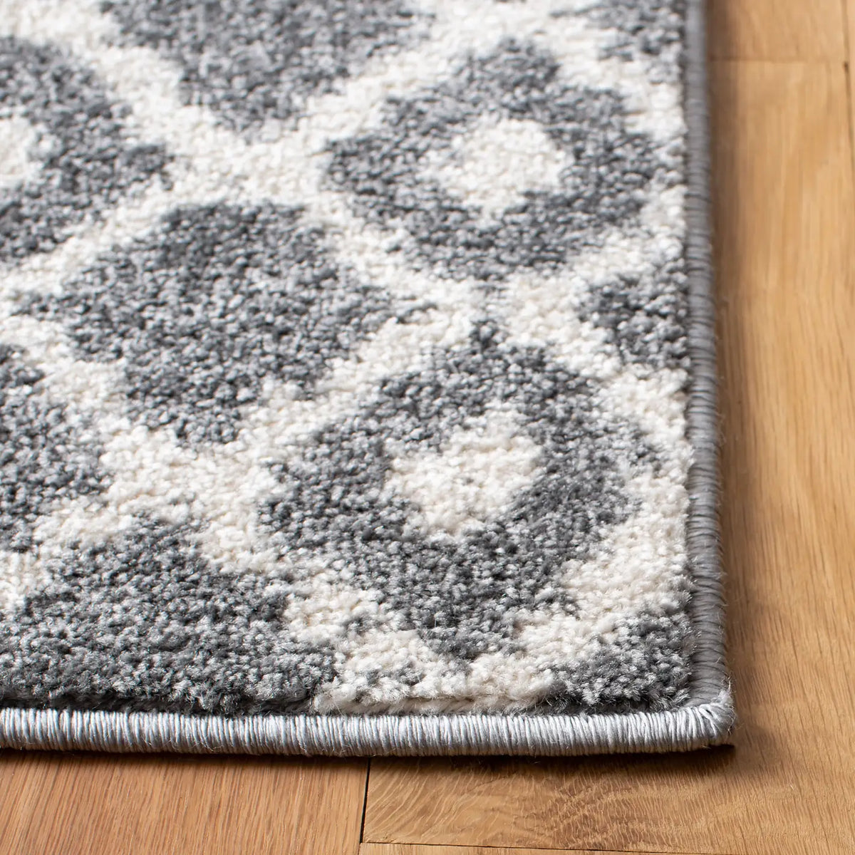 Safavieh Mercer 4'-0" x 6'-0" Rug in Grey / Cream