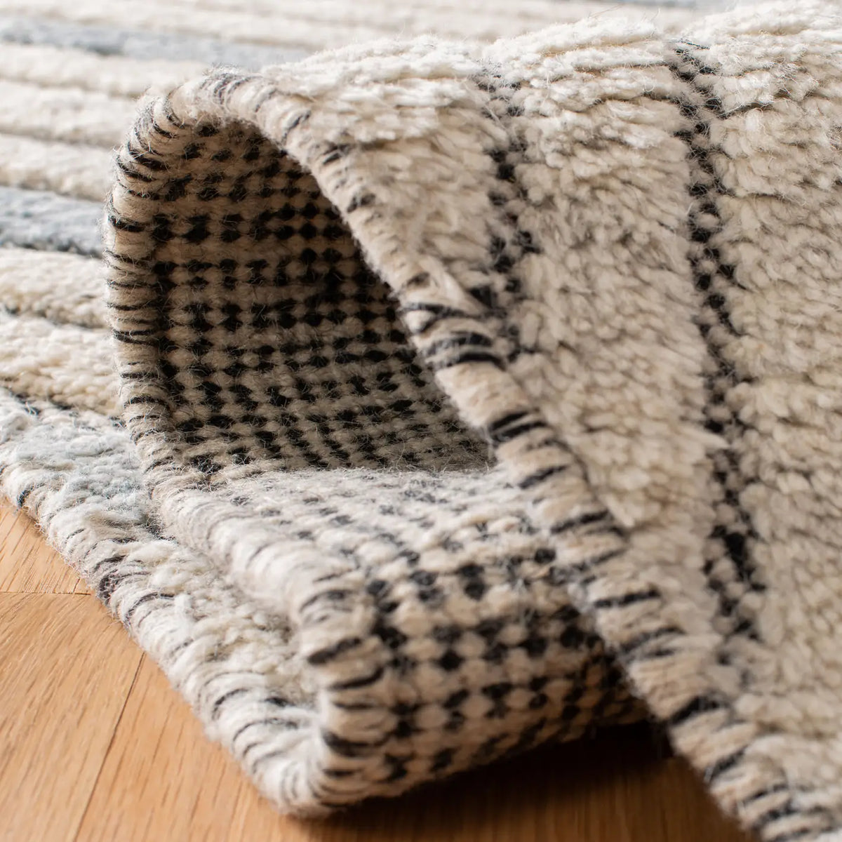 Safavieh Casablanca 5'-0" x 8'-0" Rug in Grey / Ivory