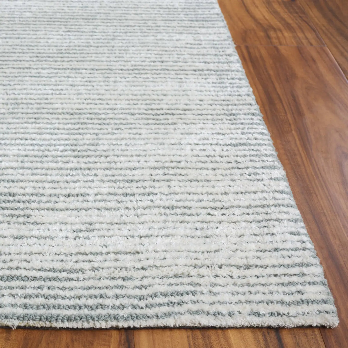 Safavieh Mirage 4'-0" x 6'-0" Rug in Ivory / Blue
