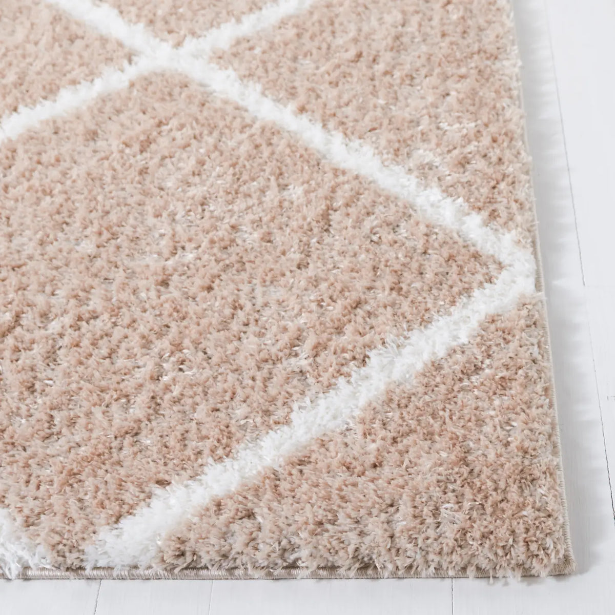 Safavieh Tahoe Shag 4'-0" x 6'-0" Rug in Beige / White
