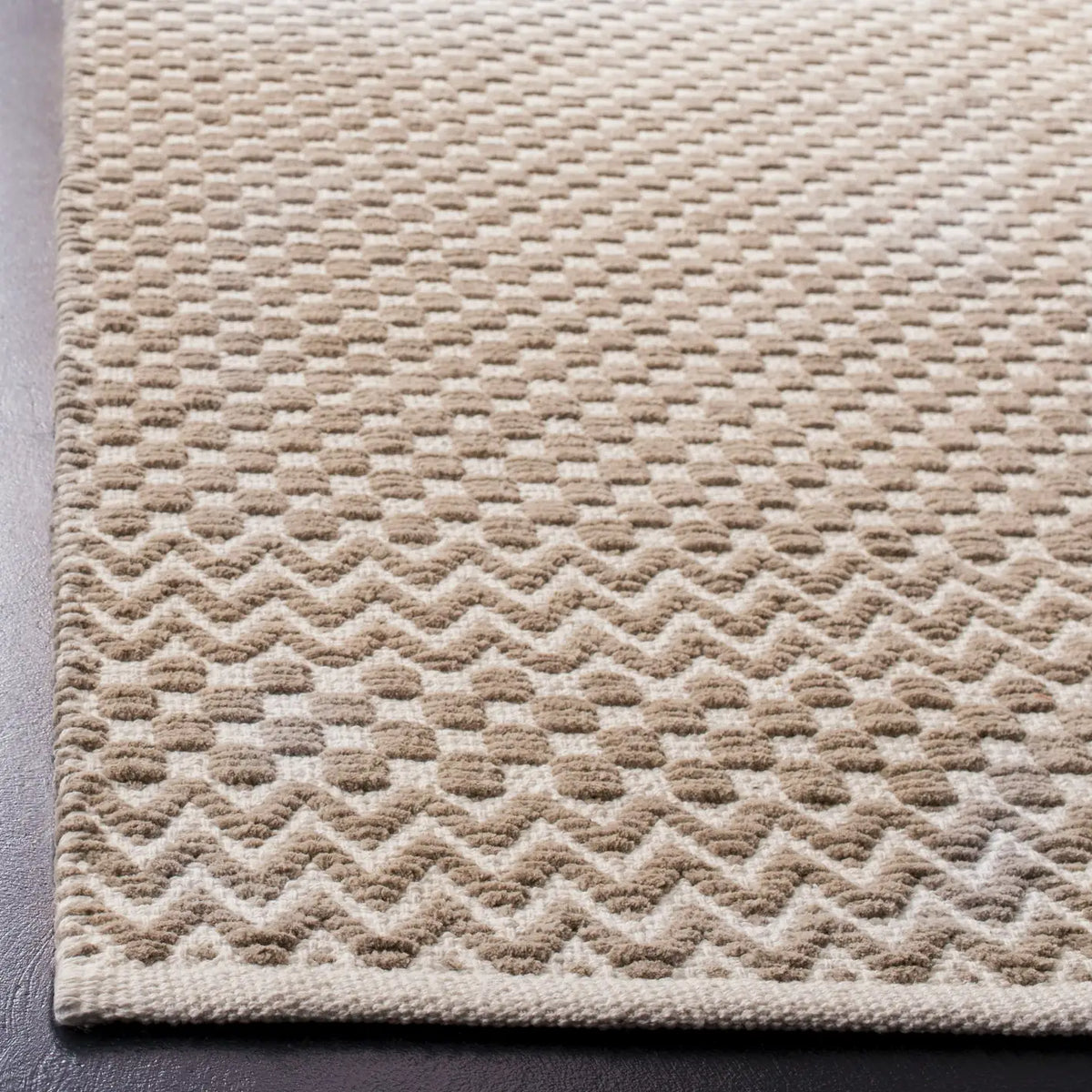 Safavieh Boston 4'-0" x 6'-0" Rug in Taupe