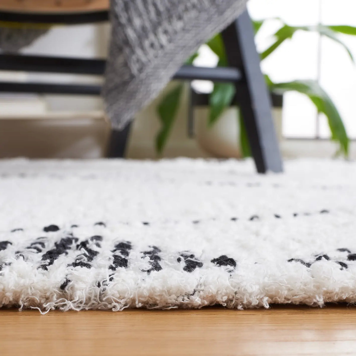 Safavieh Casablanca 4'-0" x 6'-0" Rug in Ivory / Black
