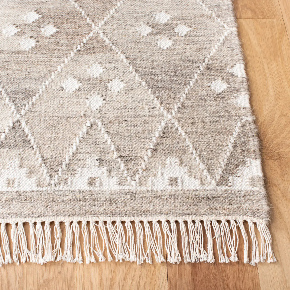 Safavieh Natural Kilim 4'-0" x 6'-0" Rug in Natural / Ivory