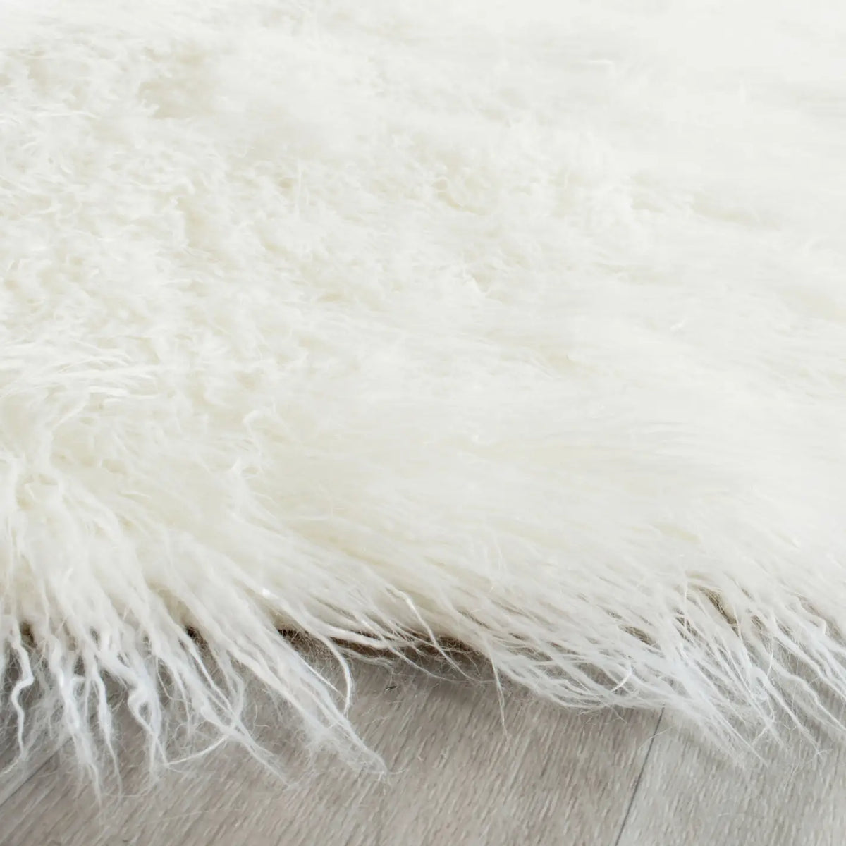 Safavieh Faux Sheep Skin 2'-6" x 6'-0" Rug in Ivory