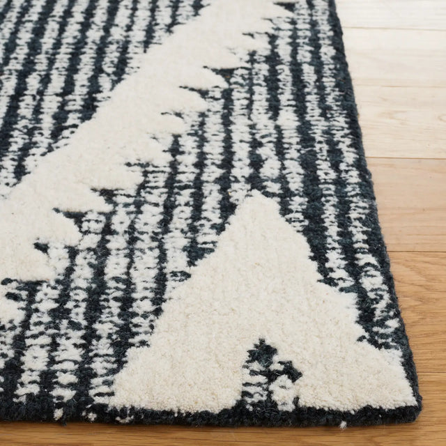 Safavieh Metro 4'-0" x 6'-0" Rug in Black / Ivory