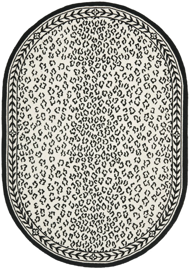 Safavieh Chelsea 4'-6" x 6'-6" Rug in Ivory / Black