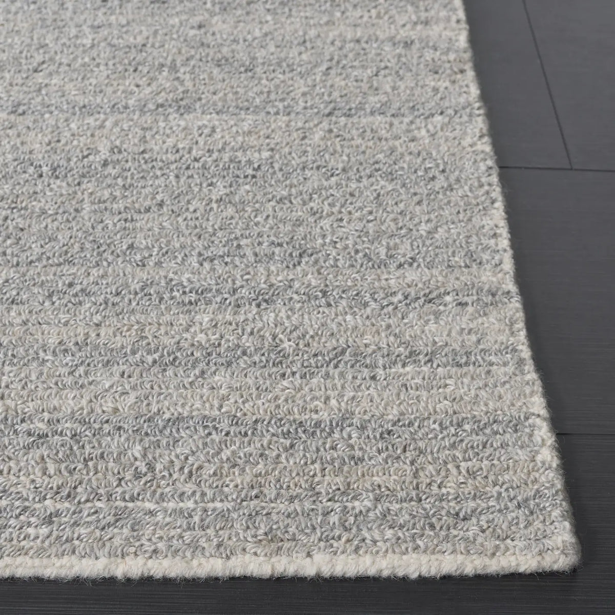 Safavieh Ebony 4'-0" x 6'-0" Rug in Beige / Taupe