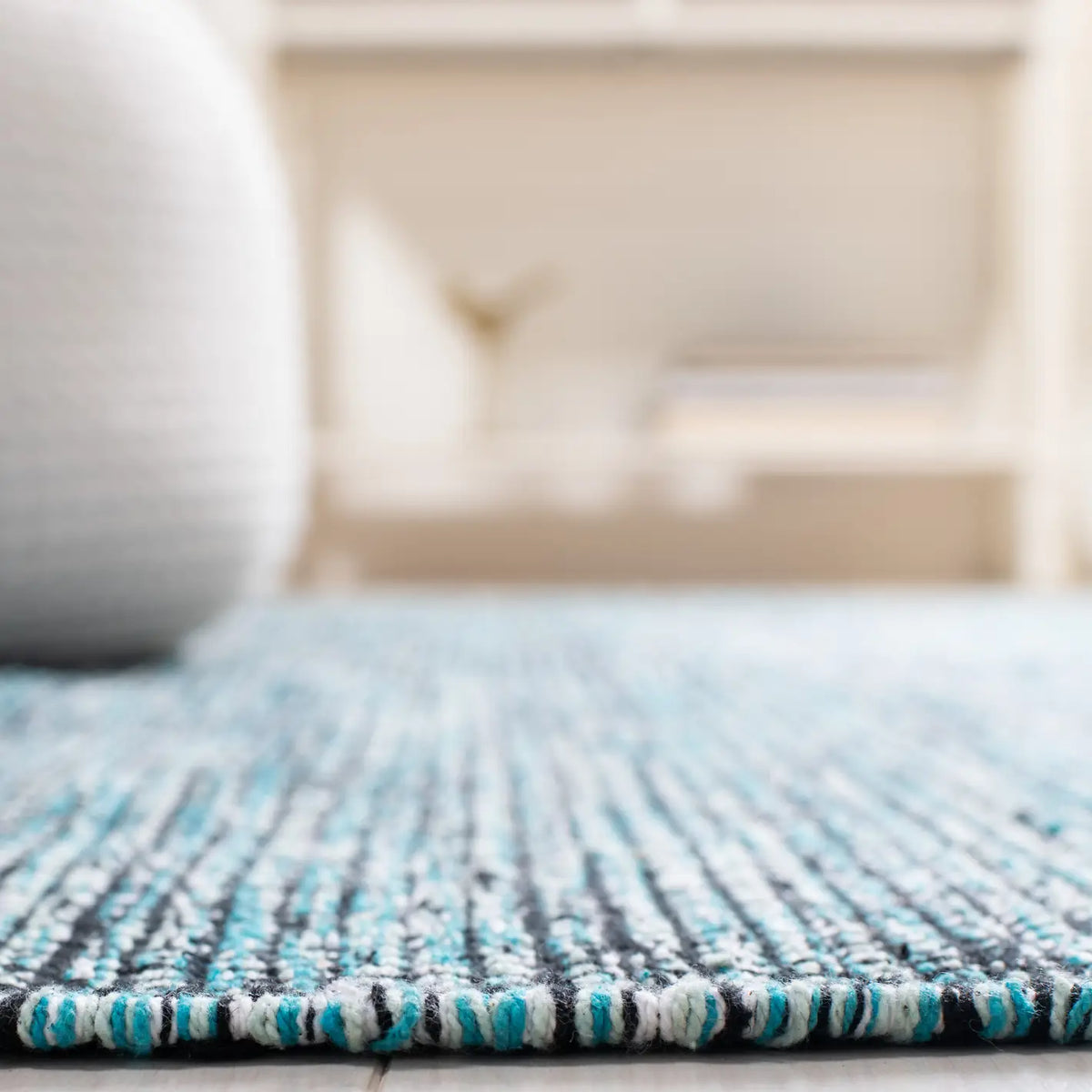 Safavieh Montauk 4'-0" x 6'-0" Rug in Turquoise / Black