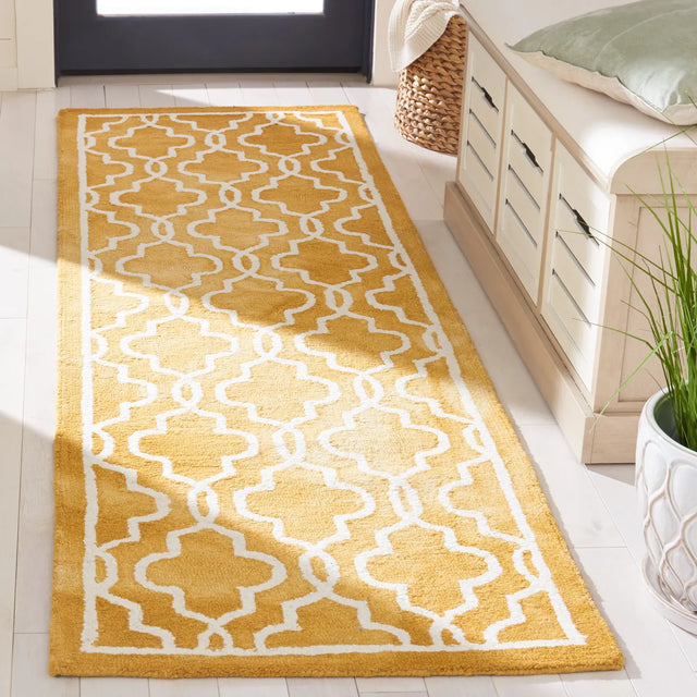 Safavieh Dip Dye 2'-3" x 6'-0" Rug in Gold / Ivory