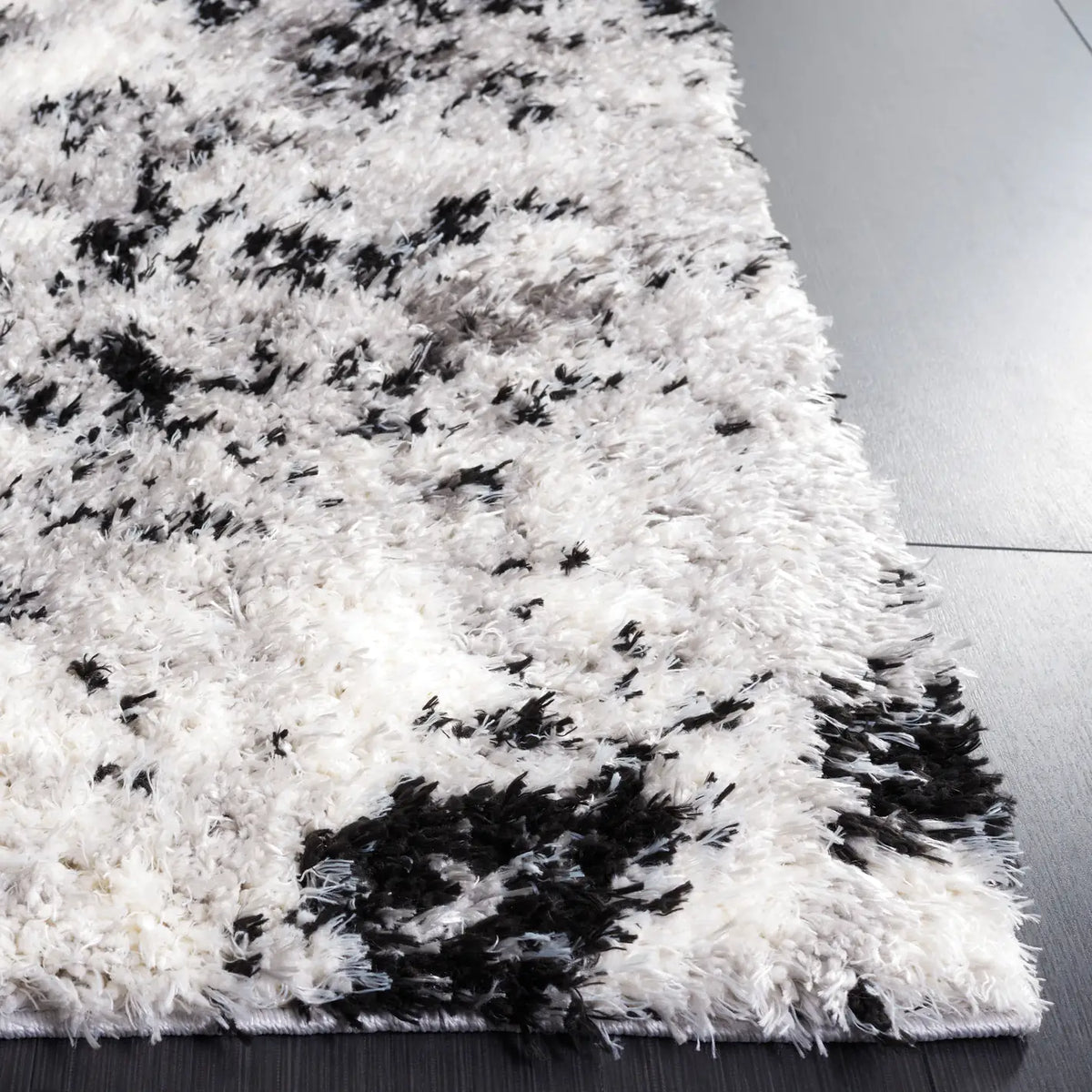 Safavieh Lindsay Shag 4'-0" x 6'-0" Rug in Grey / Black Ivory