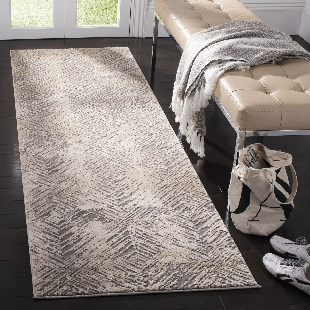 Safavieh Meadow 2'-7" x 8'-0" Rug in Ivory / Grey