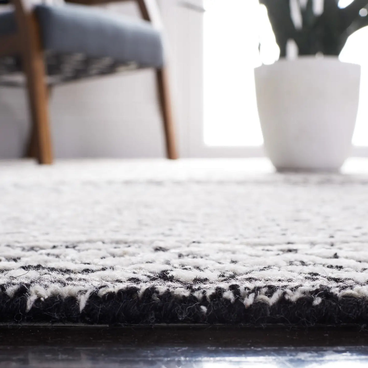 Safavieh Glamour 4'-0" x 6'-0" Rug in Charcoal / Ivory