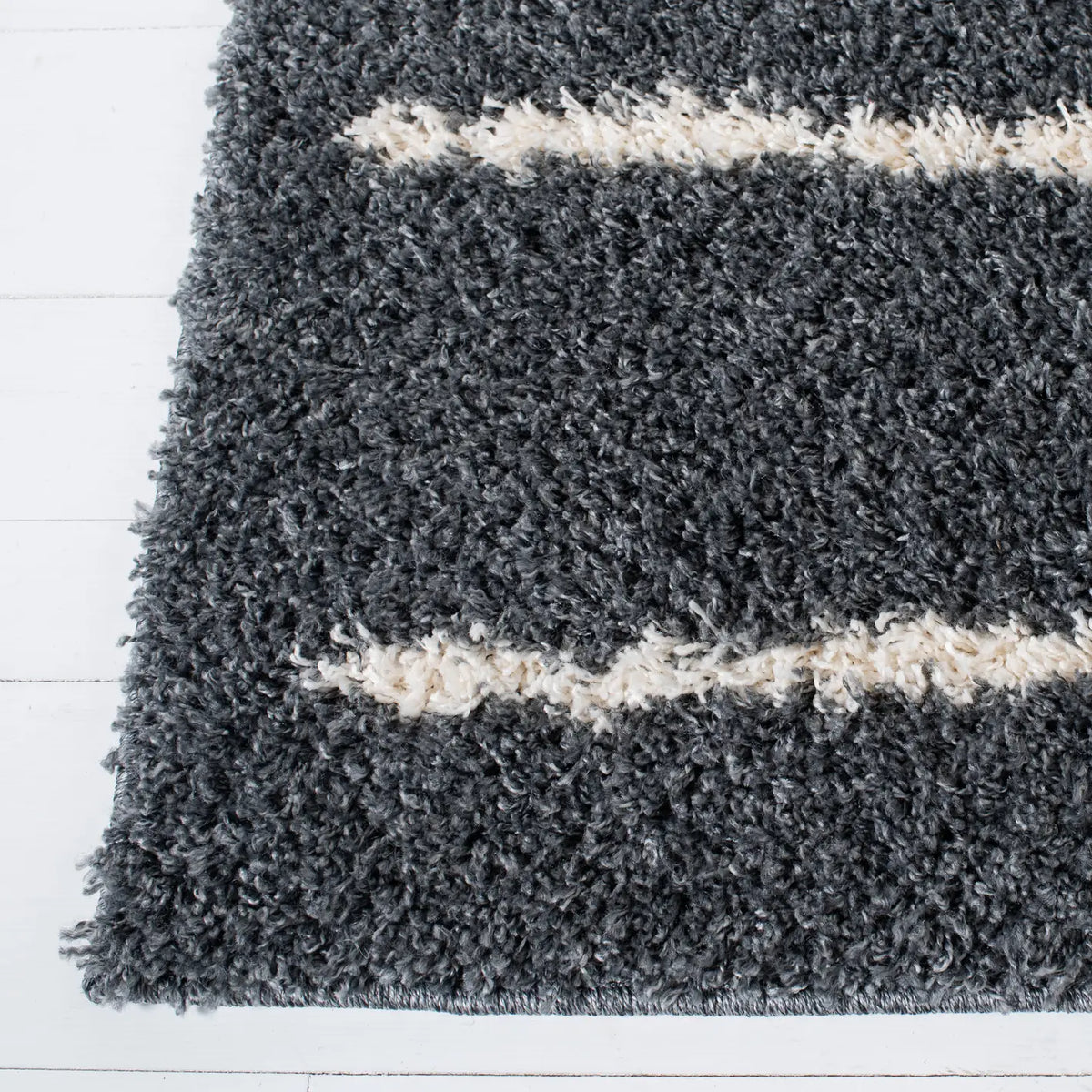 Safavieh Venus Shag 600 4'-0" x 6'-0" Rug in Dark Grey / Ivory