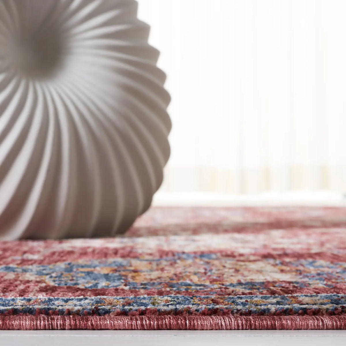 Safavieh Heirloom 700 4'-0" x 6'-0" Rug in Rust / Ivory