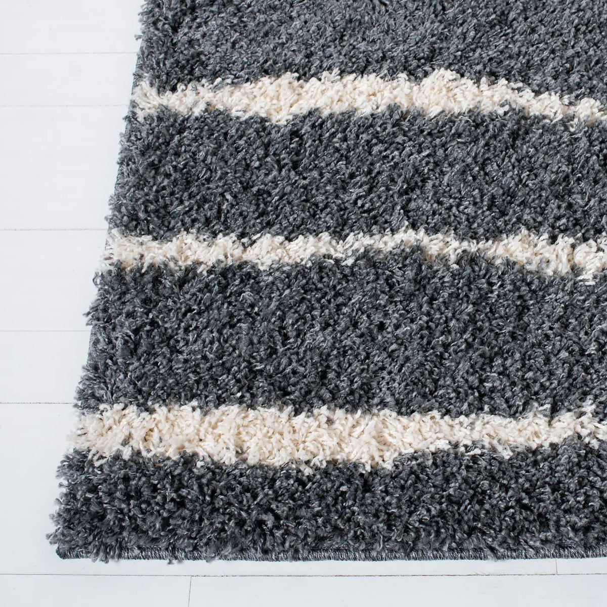 Safavieh Venus Shag 600 4'-0" x 6'-0" Rug in Dark Grey / Ivory