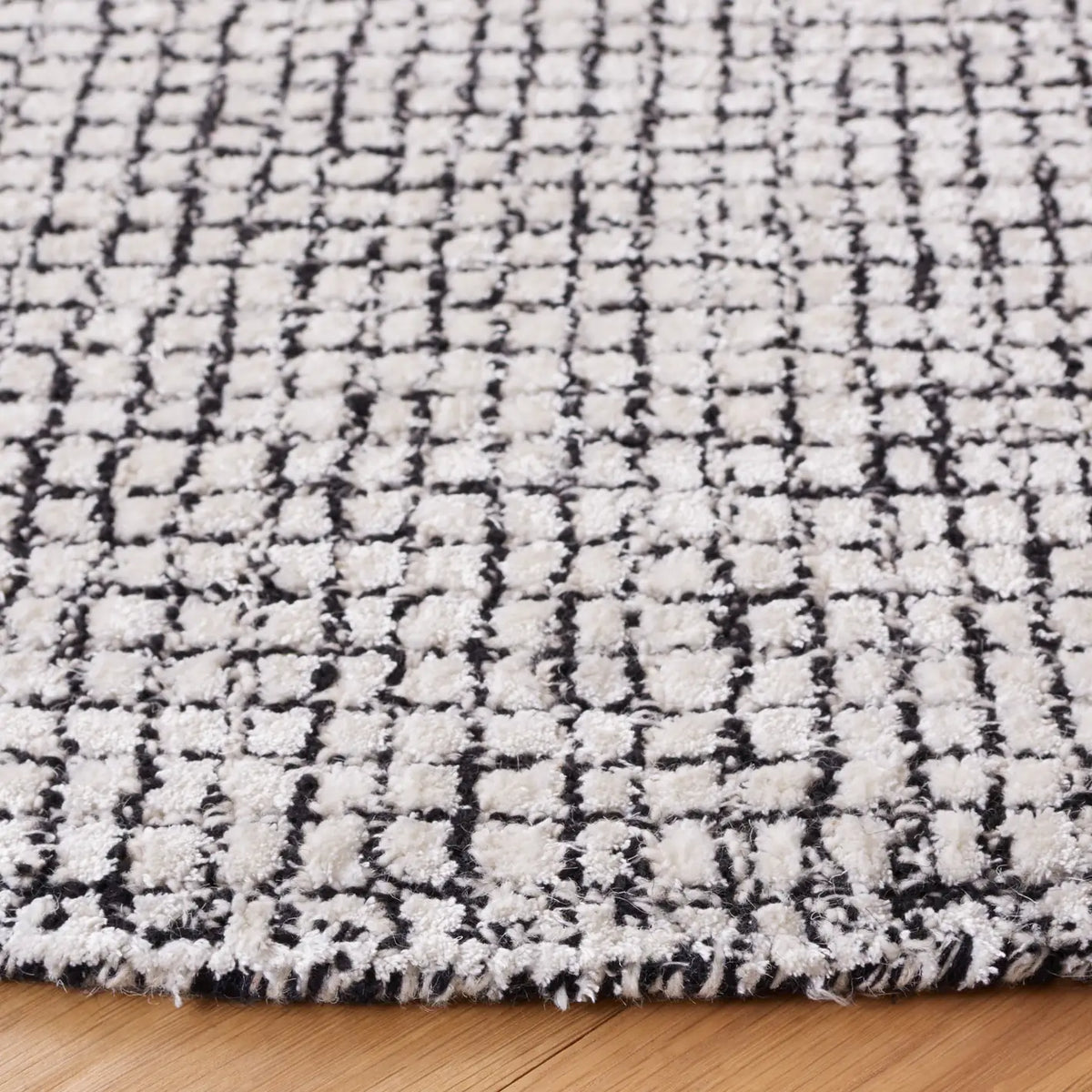 Safavieh Abstract 6'-0" x 6'-0" Rug in Ivory / Black