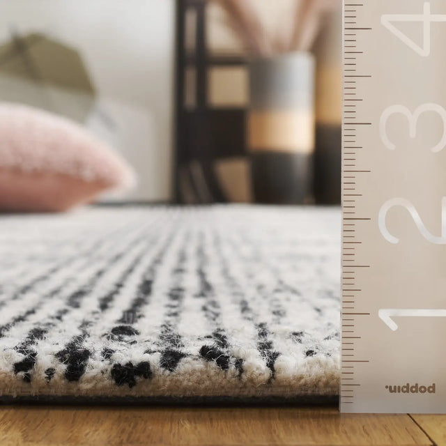 Safavieh Ebony 4'-0" x 6'-0" Rug in Ivory / Black