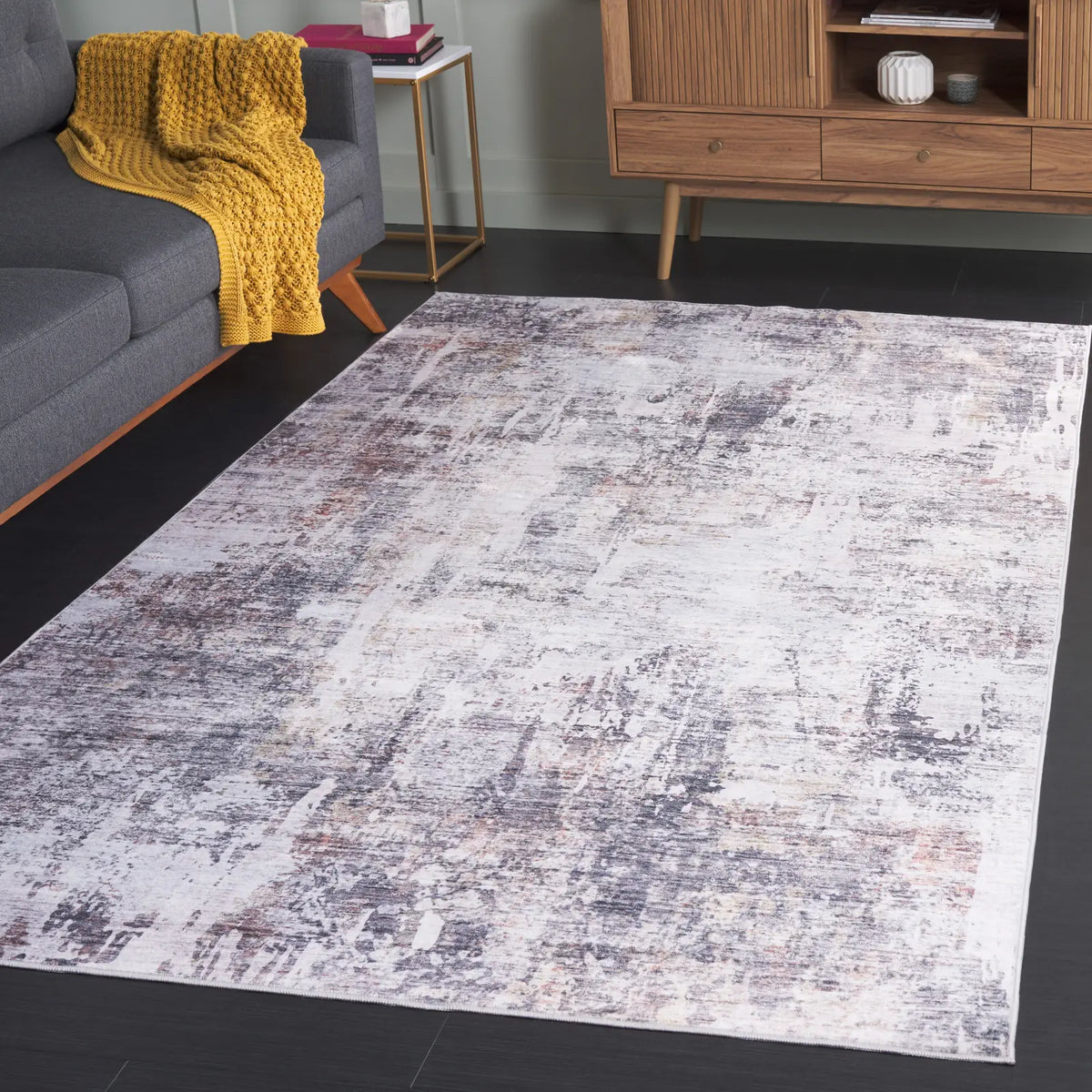 Safavieh Santa Monica 4'-0" x 6'-0" Rug in Beige / Charcoal