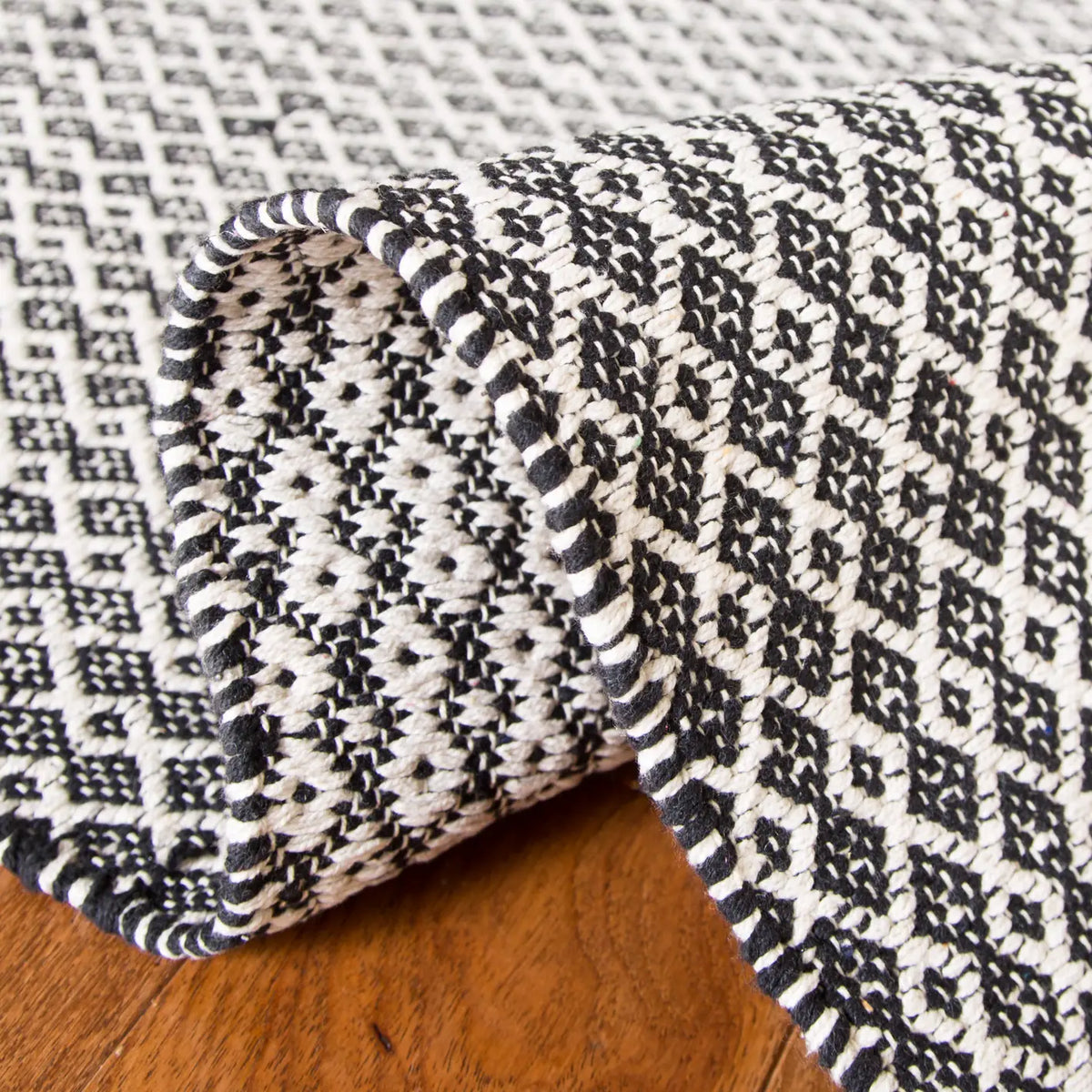 Safavieh Montauk 5'-0" x 8'-0" Rug in Ivory / Black