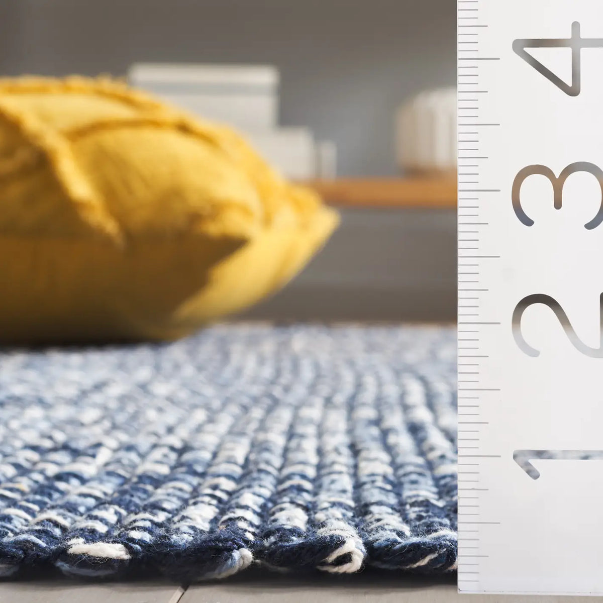 Safavieh Montauk 4'-0" x 6'-0" Rug in Navy
