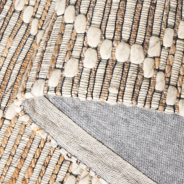 Safavieh Marbella 4'-0" x 6'-0" Rug in Beige / Ivory