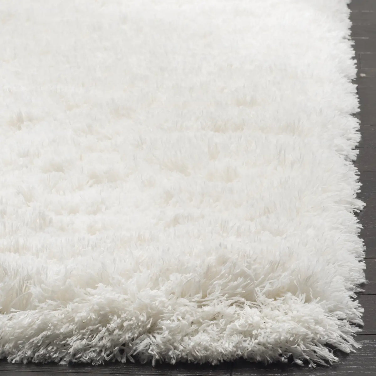 Safavieh Polar Shag 4'-0" x 6'-0" Rug in White
