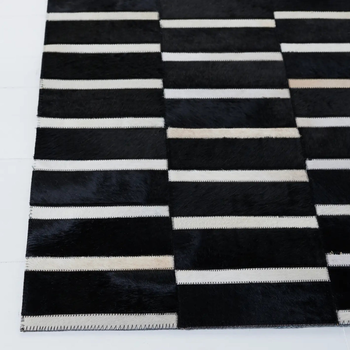 Safavieh Studio Leather 4'-0" x 6'-0" Rug in Black / Beige