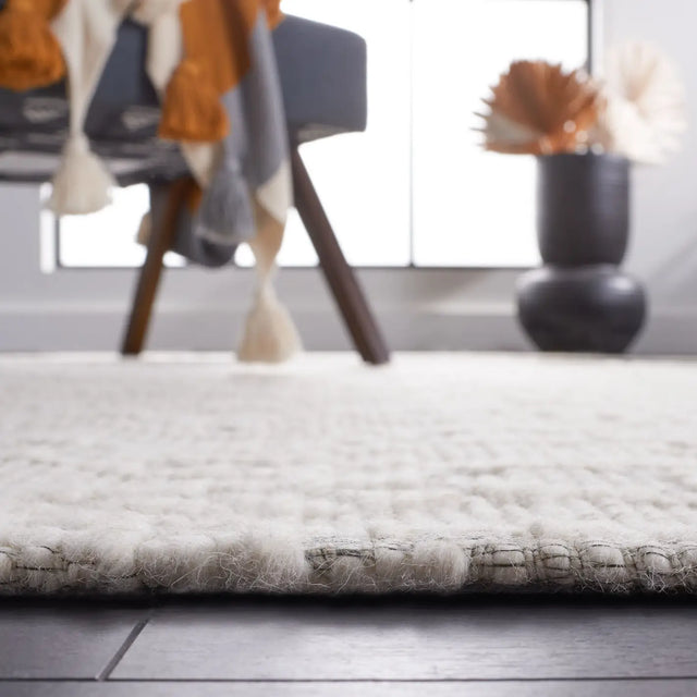 Safavieh Marbella 4'-0" x 6'-0" Rug in Ivory