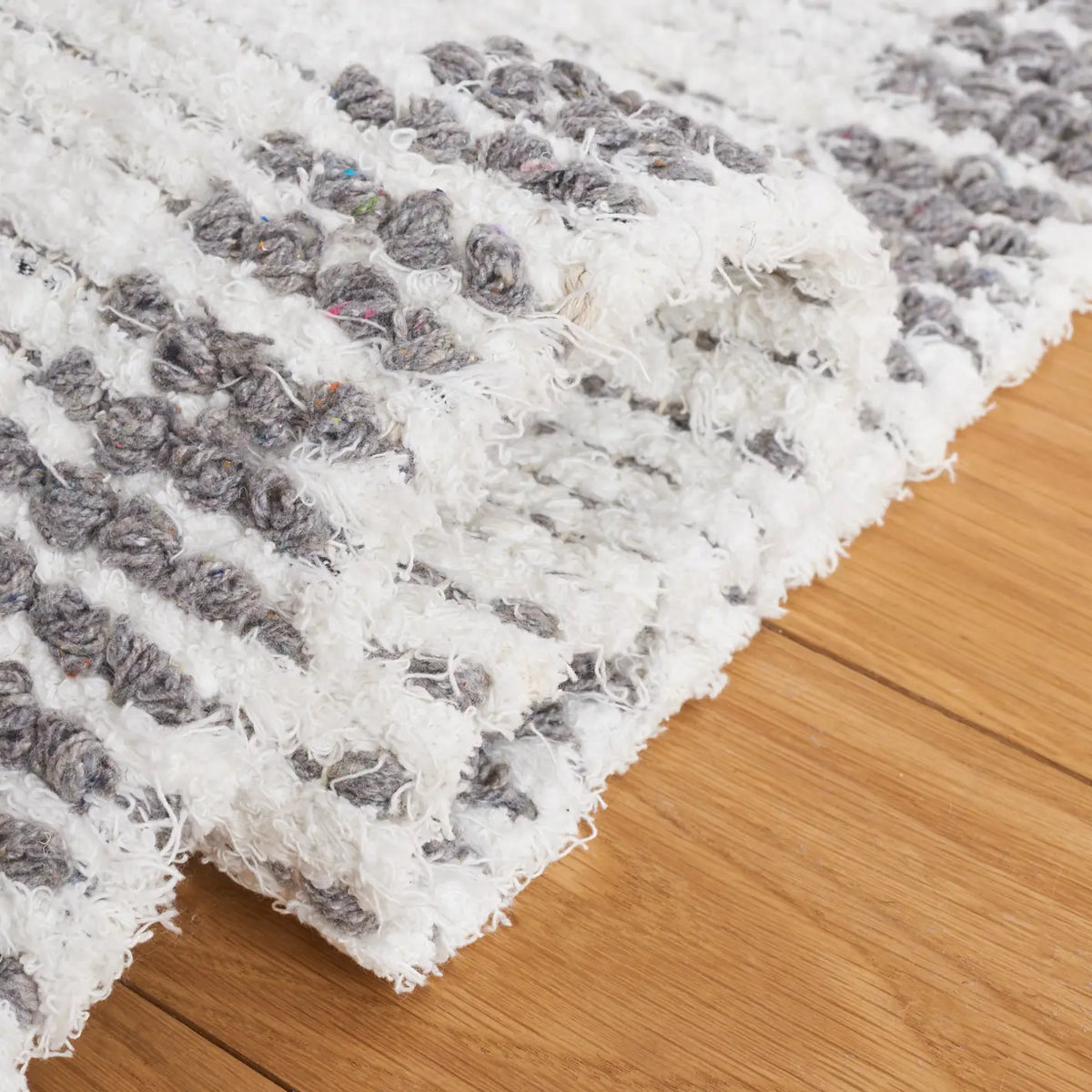 Safavieh Casablanca 4'-0" x 6'-0" Rug in Ivory / Grey