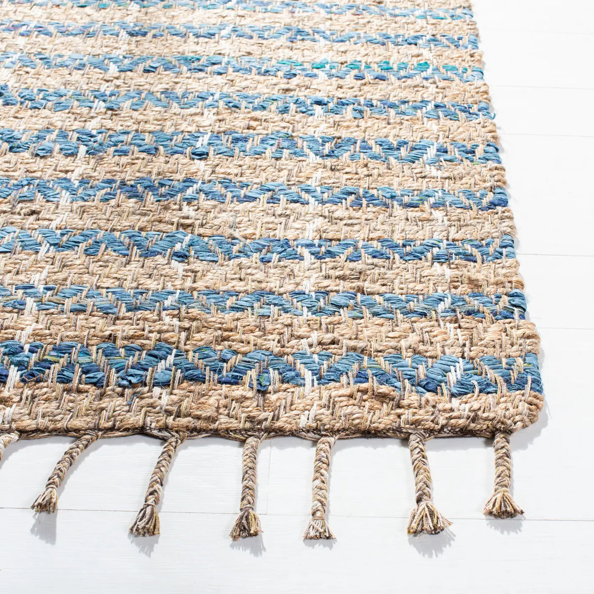 Safavieh Cape Cod 4'-0" x 6'-0" Rug in Blue / Natural