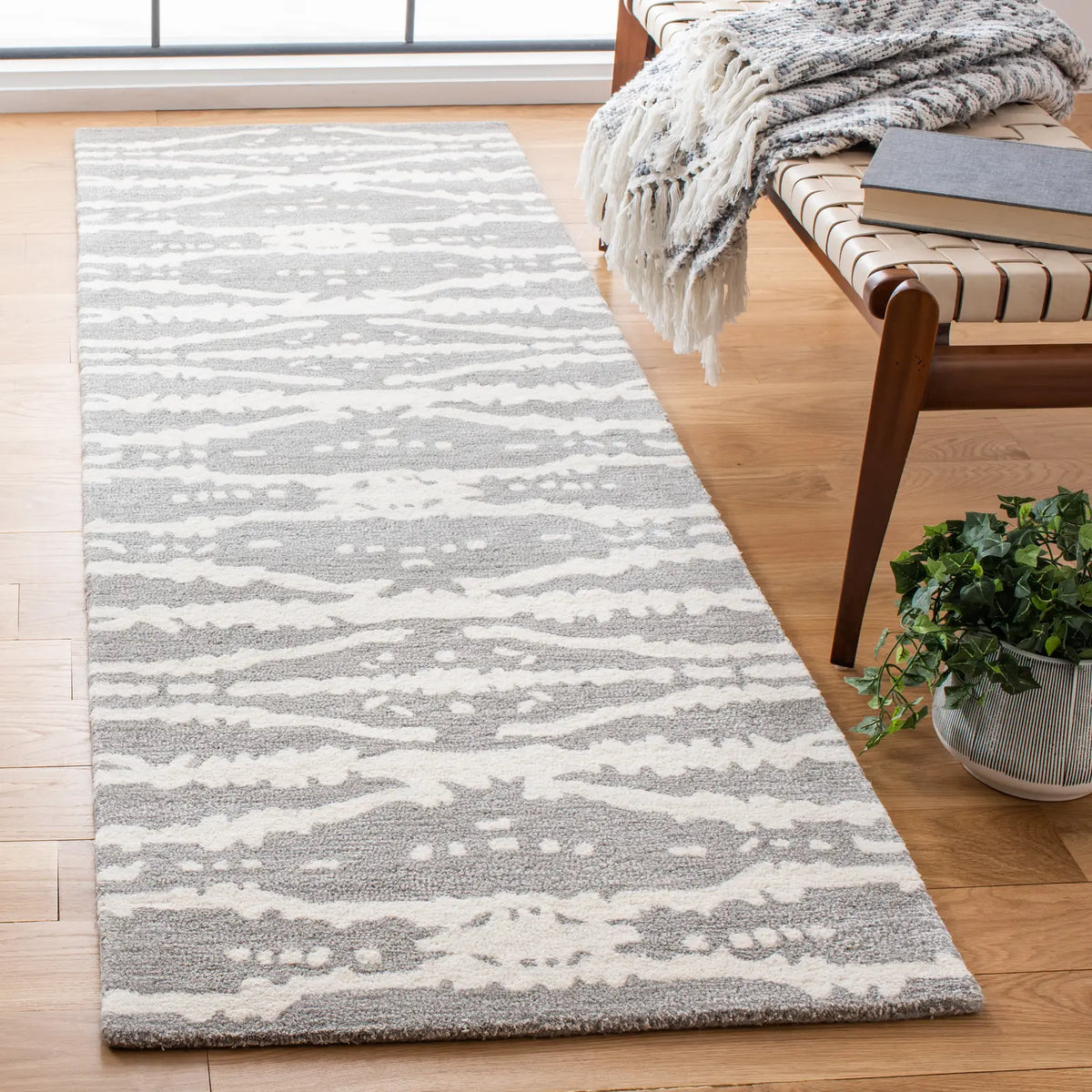 Safavieh Soho 2'-6" x 8'-0" Rug in Grey / Ivory