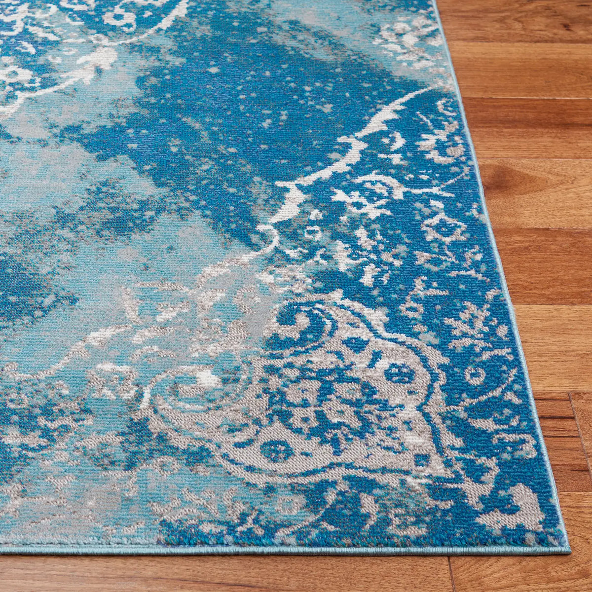 Safavieh Aria 4'-0" x 6'-0" Rug in Light Blue / Ivory