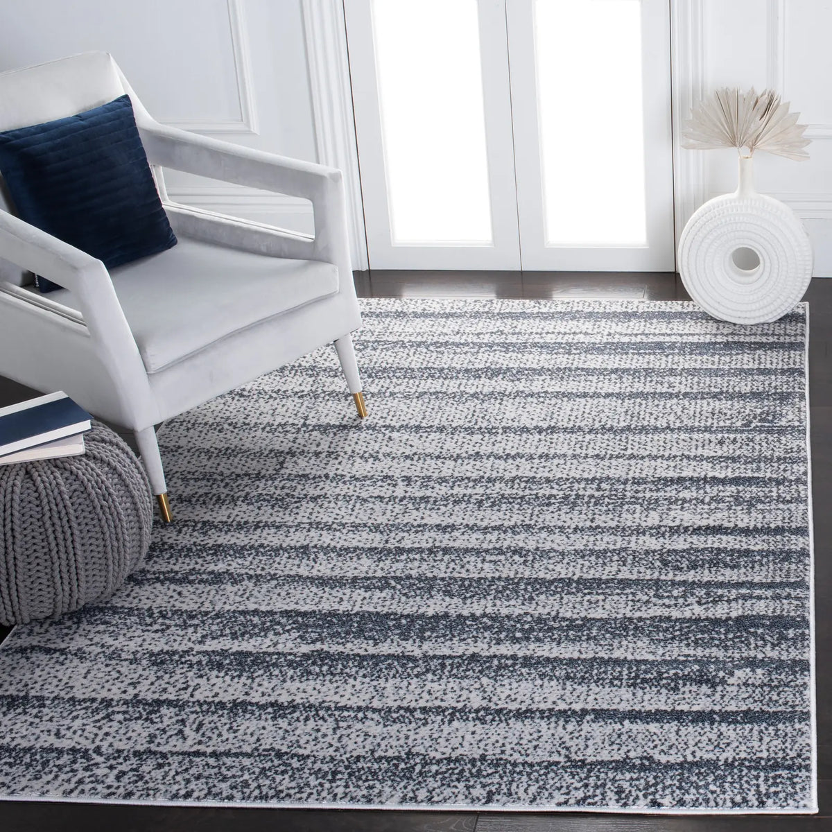 Safavieh Carnegie 4'-0" x 6'-0" Rug in Grey / Navy