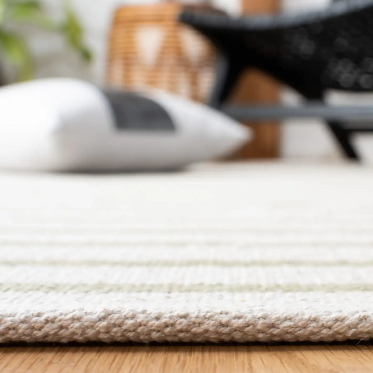Safavieh Montauk 4'-0" x 6'-0" Rug in Ivory / Light Green