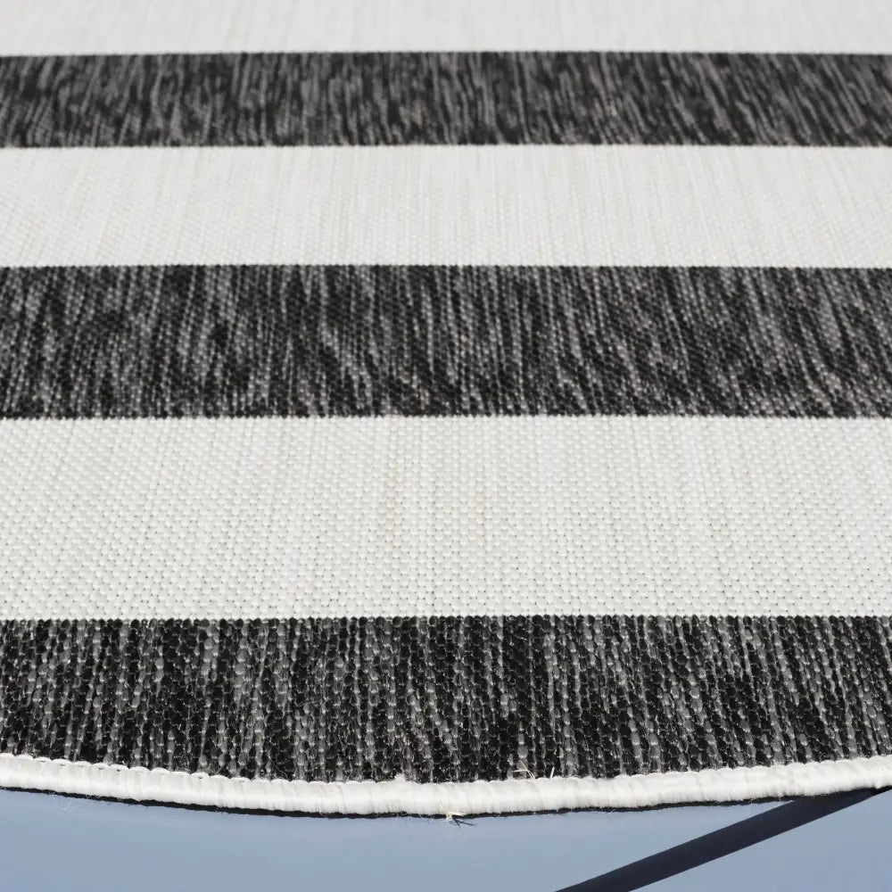 Safavieh Courtyard 6'-7" x 6'-7" Rug in Ivory / Black