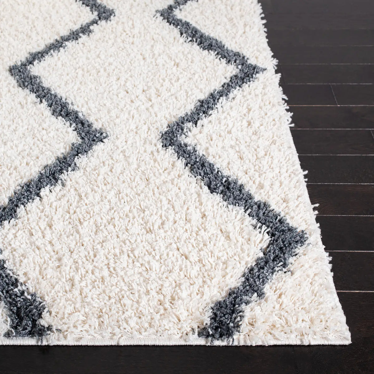 Safavieh Venus Shag 600 4'-0" x 6'-0" Rug in Ivory / Dark Grey