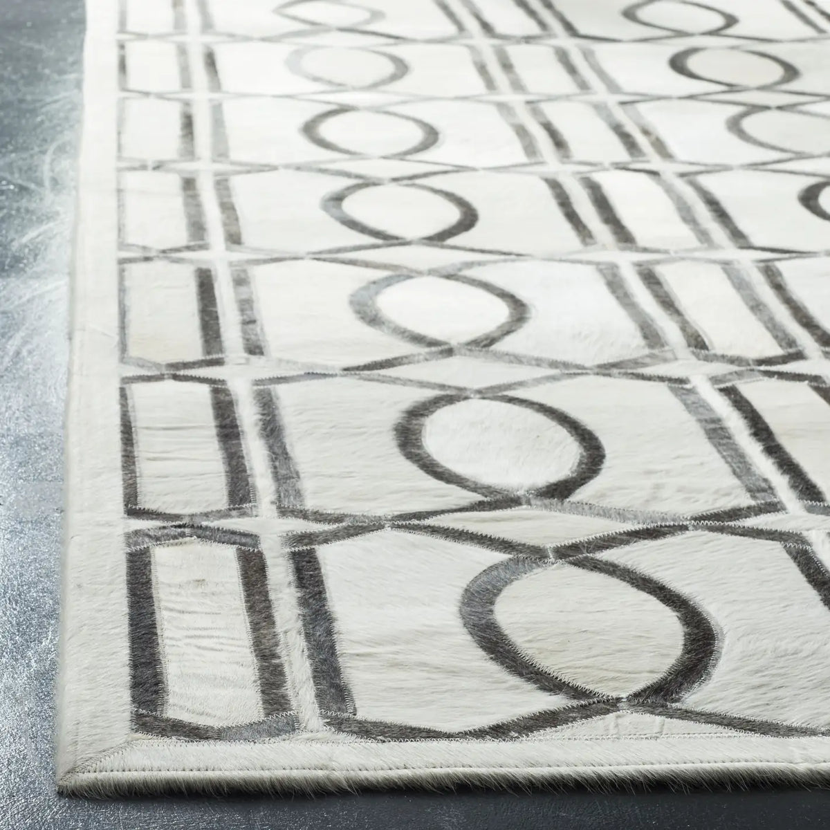 Safavieh Studio Leather 5'-0" x 8'-0" Rug in Ivory / Grey