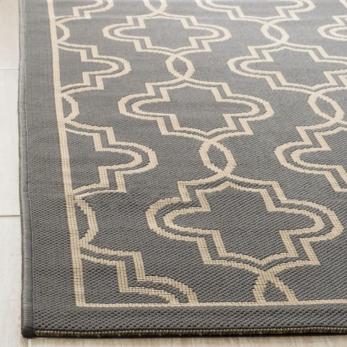 Safavieh Martha Stewart 4'-0" x 5'-7" Rug in Anthracite / Beige