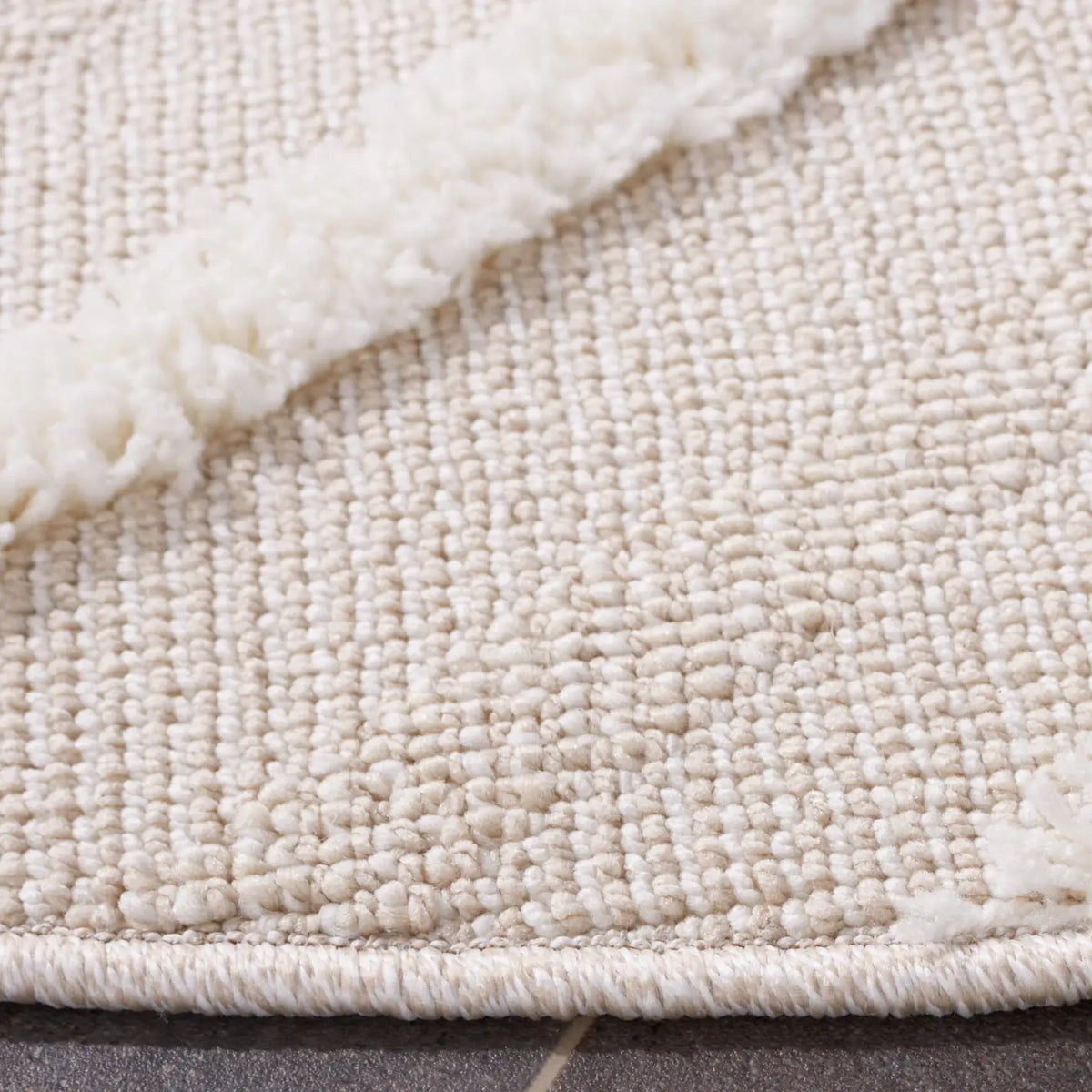 Safavieh Trends 6'-7" x 6'-7" Rug in Beige / Ivory